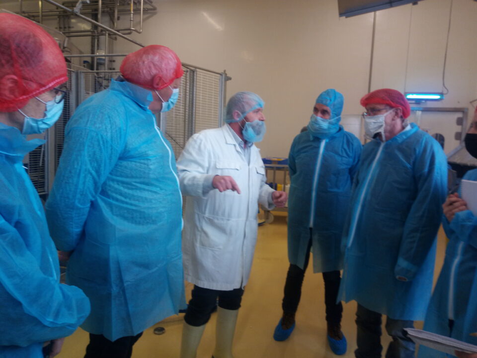 Visite de la laiterie ELS. Crédit photo : Association de la race Ferrandaise